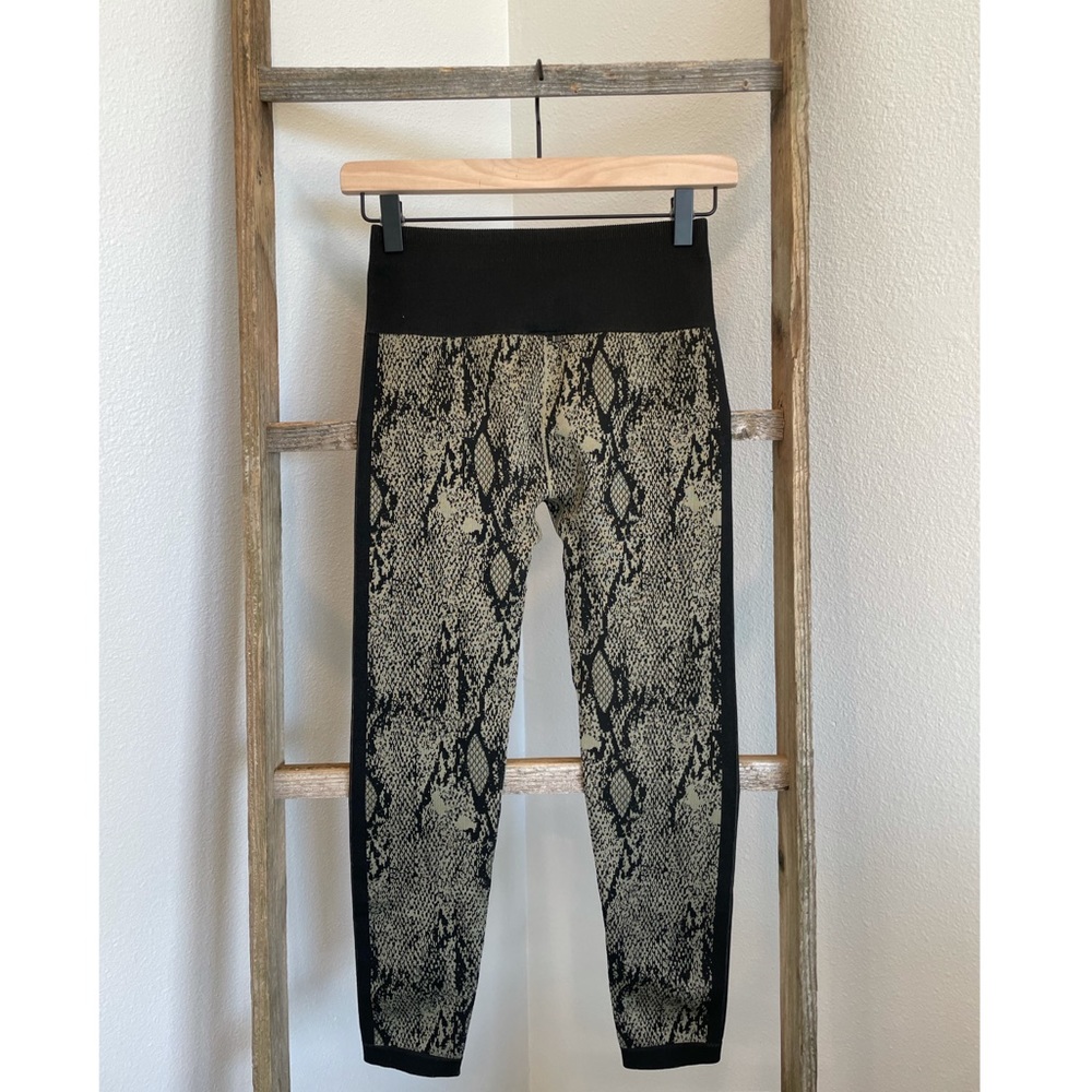 Fabletics, high-waisted seamless snakeskin 7/8